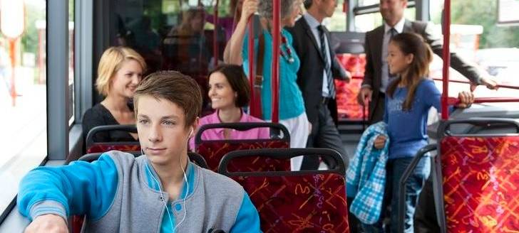 Jugendliche Fahrgäste im Bus