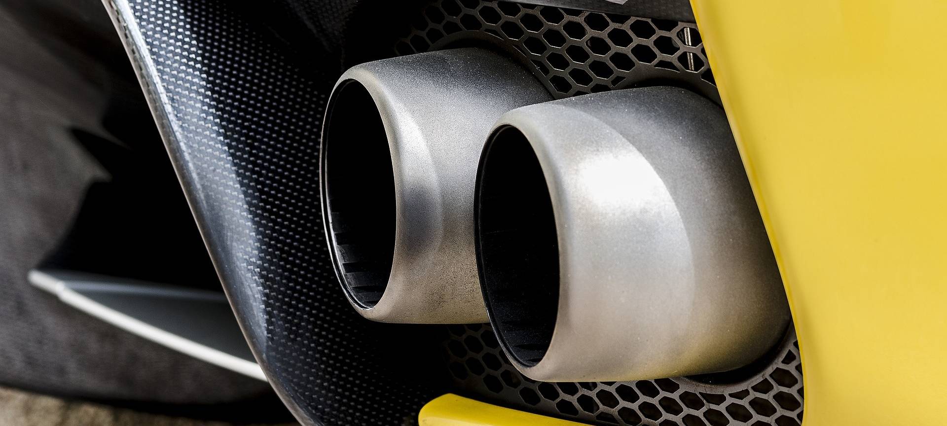 Auspuff eines getunten Autos