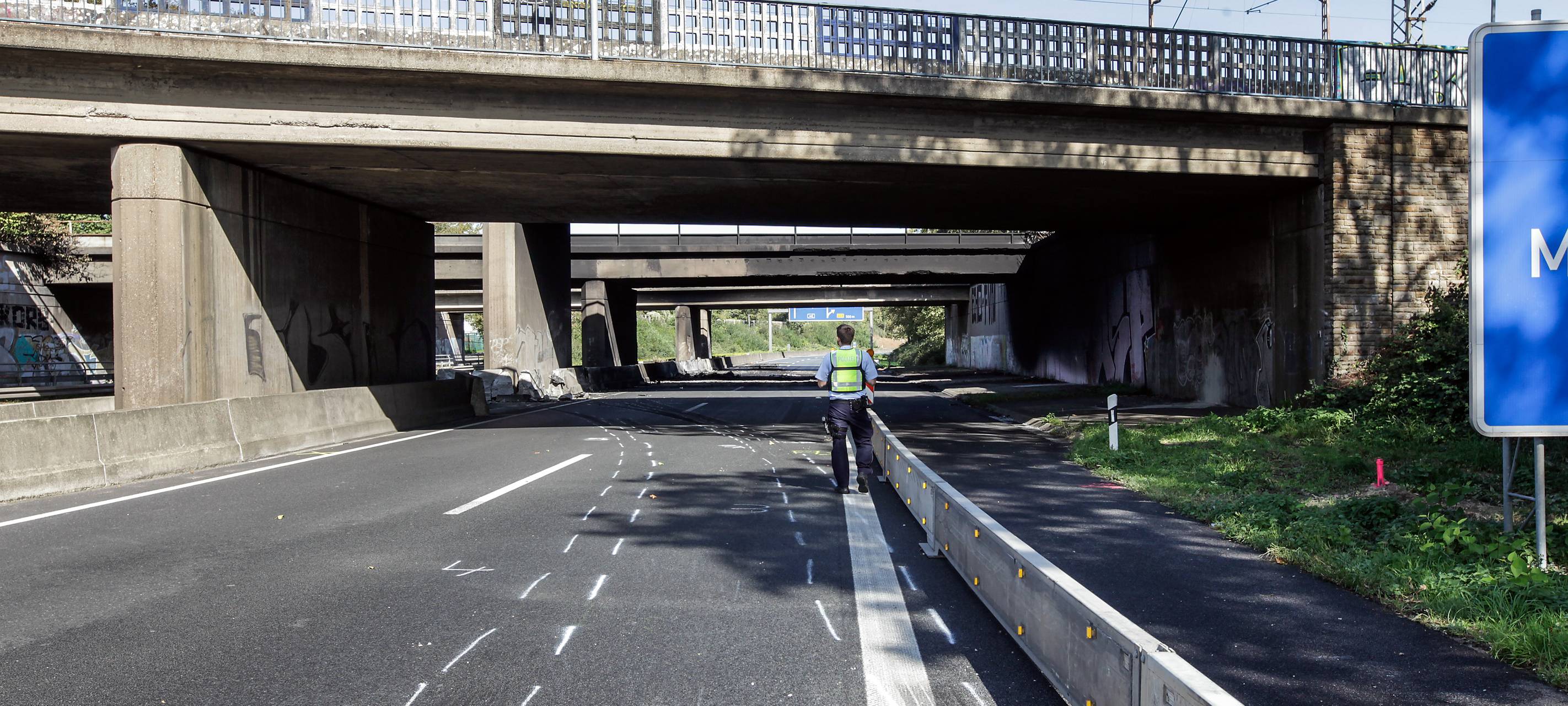 Die beschädigte Eisenbahnbrücke an der A40 bei Mülheim