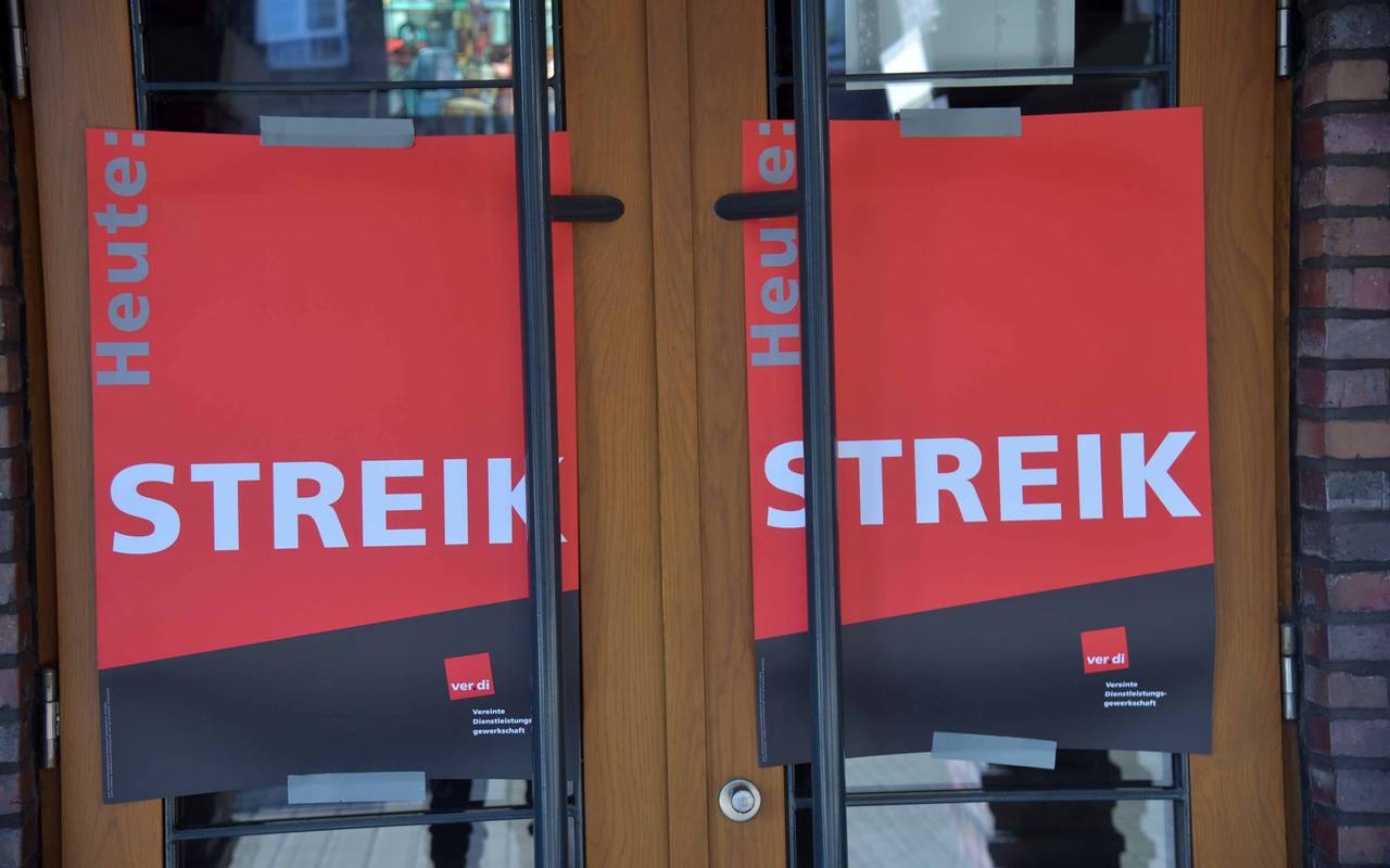 Streik-Schilder an einer Eingangstür