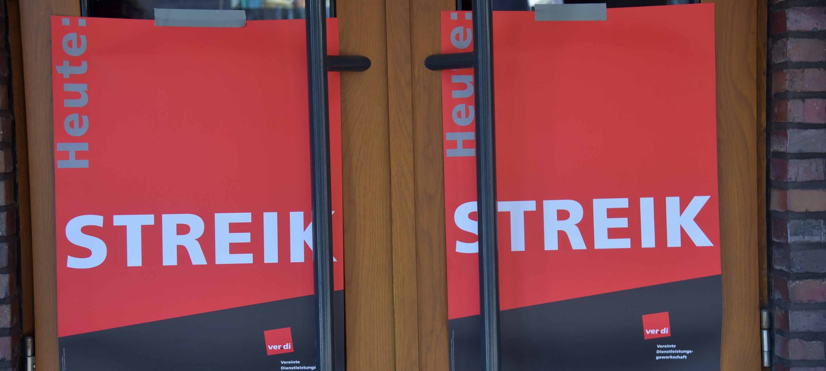 Streik-Schilder an einer Eingangstür