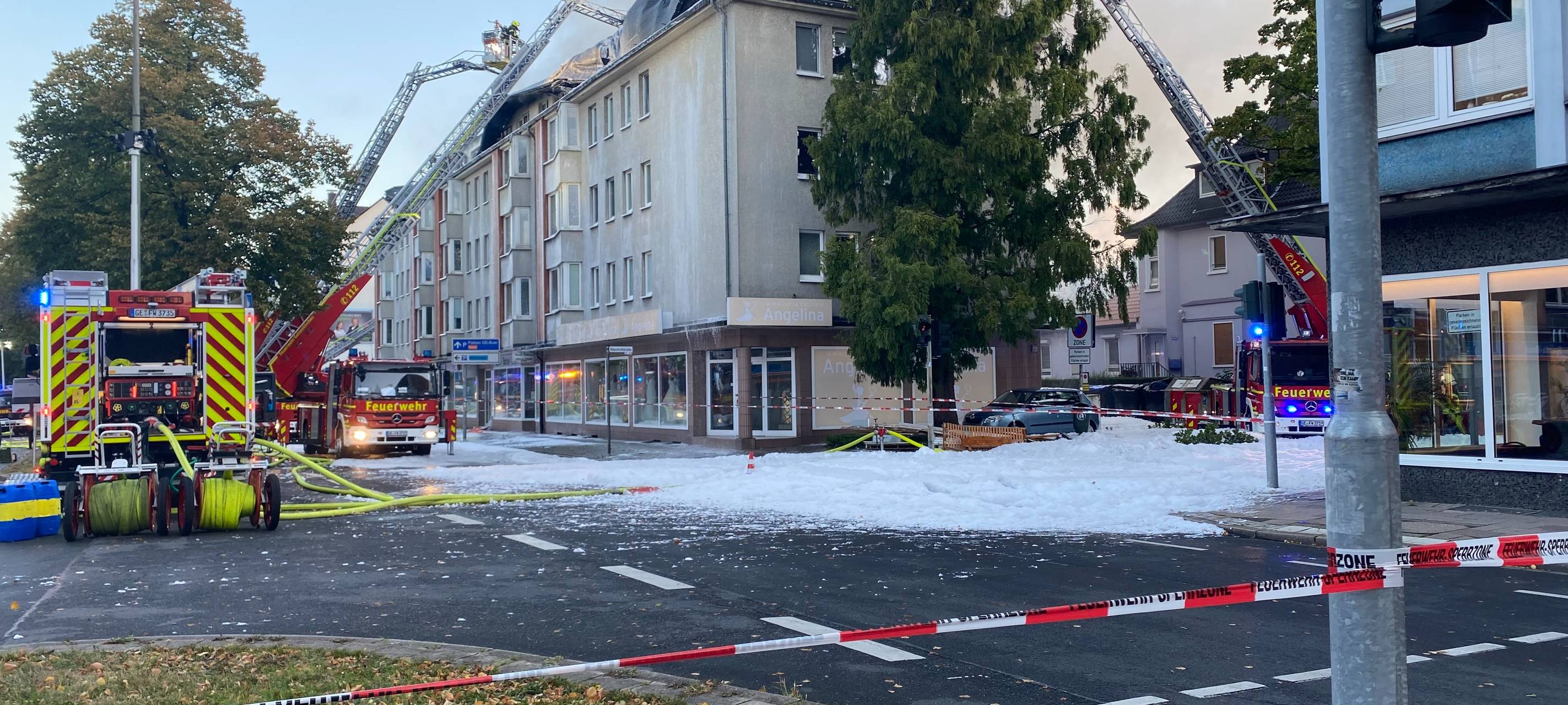 Löscharbeiten an der De-la-Chevallerie-Straße in Gelsenkirchen-Buer