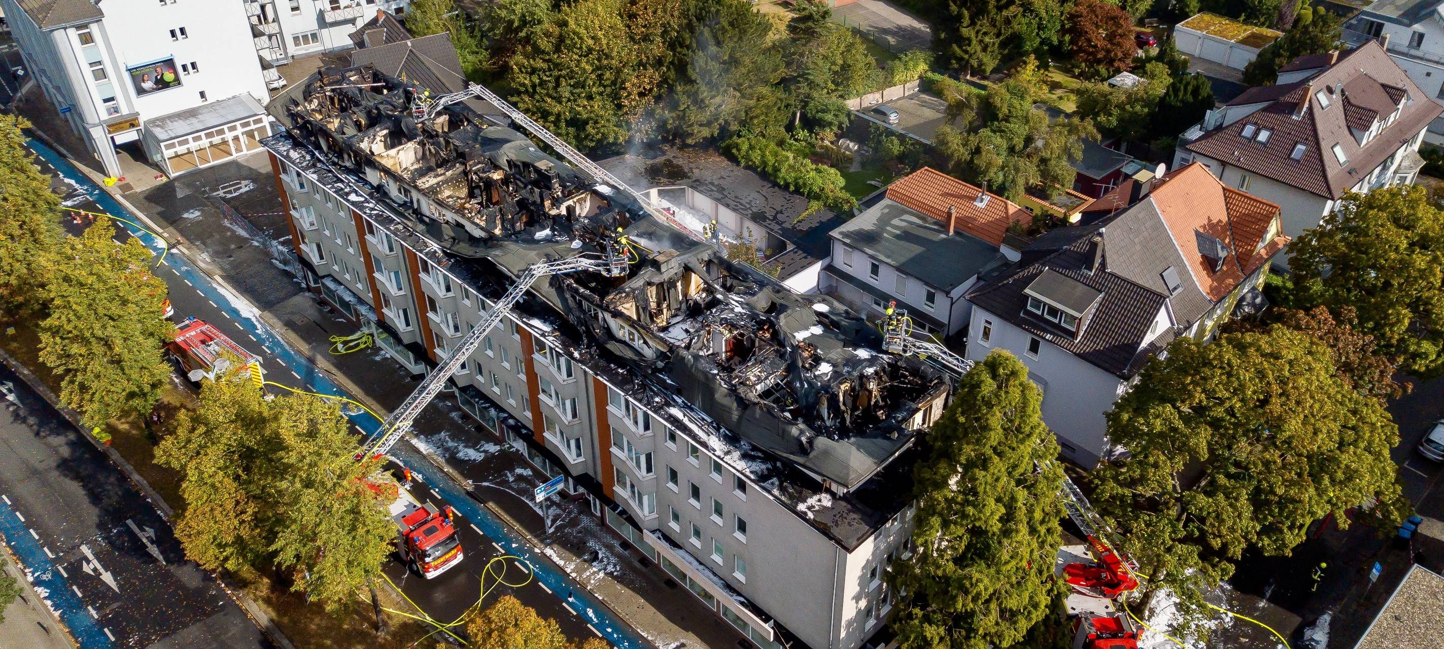 Ein Drohnenfoto der abgebrannten Mehrfamilienhäuser an der De-la-Chevallerie-Straße in Gelsenkirchen-Buer