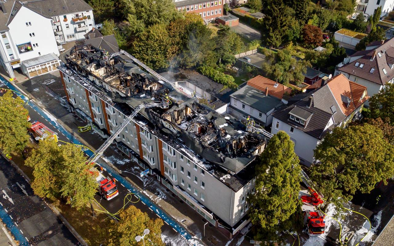 Ein Drohnenfoto der abgebrannten Mehrfamilienhäuser an der De-la-Chevallerie-Straße in Gelsenkirchen-Buer