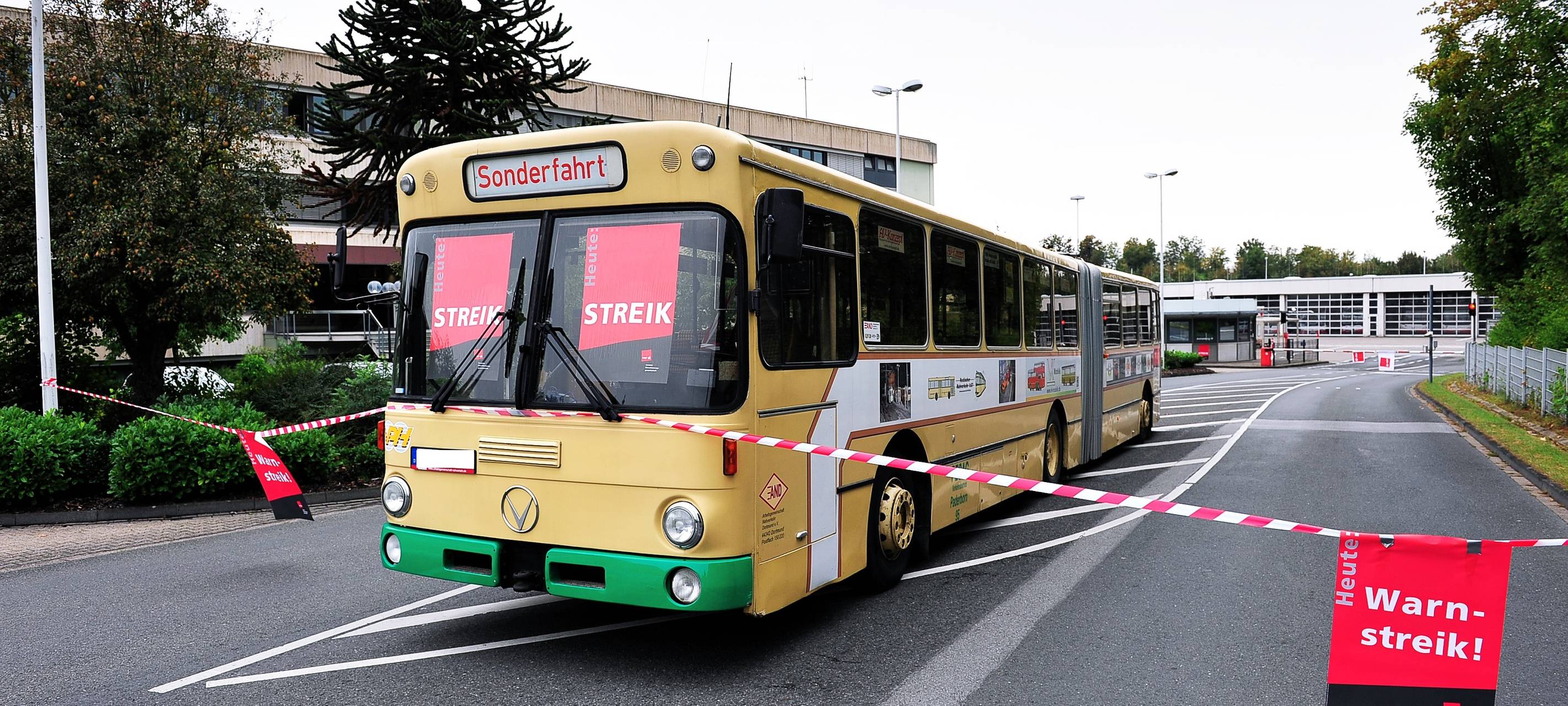 Ein Bus mit der Aufschrift "Warnstreik"