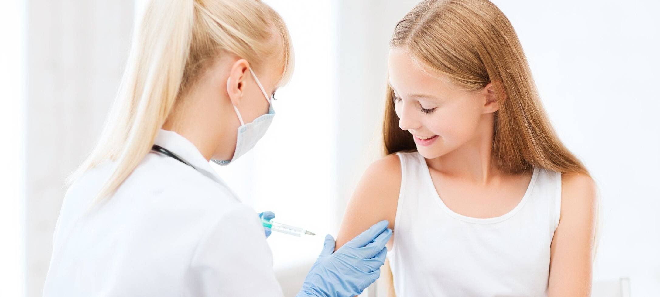 Eine Jugendliche wird von einer Ärztin untersucht