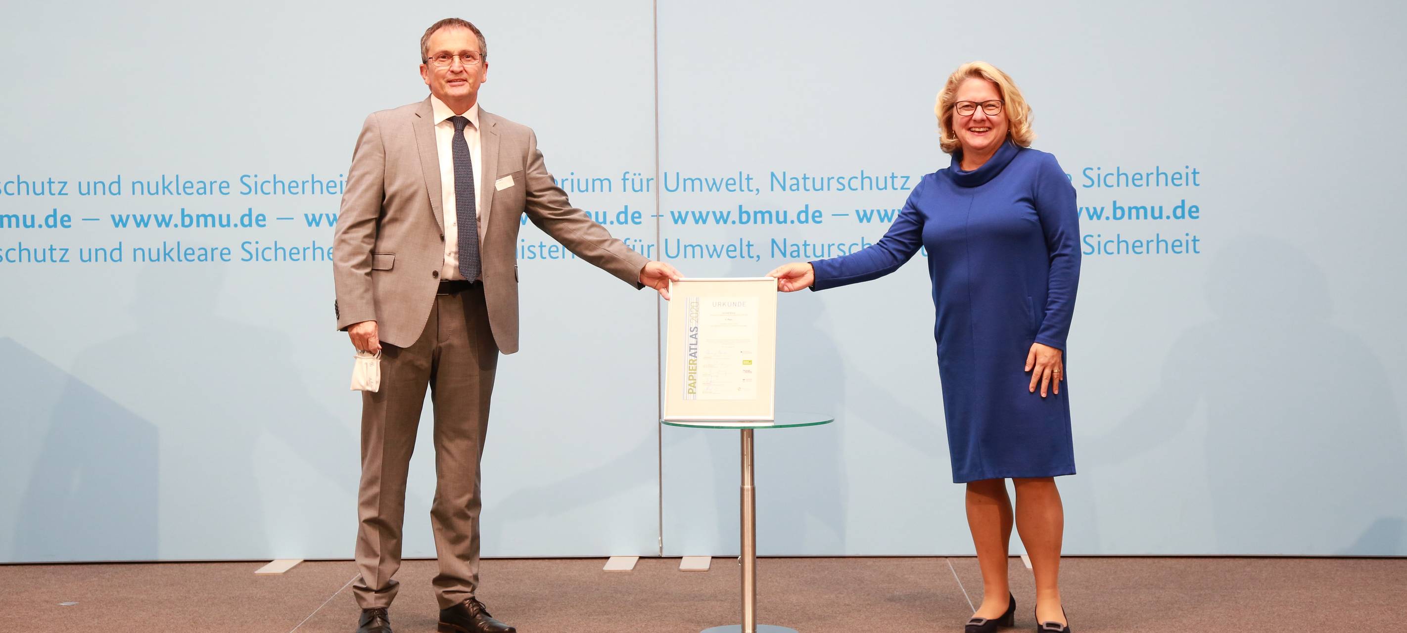 Bottrop bekommt Auszeichnung für Recyclingpapier-Benutzung