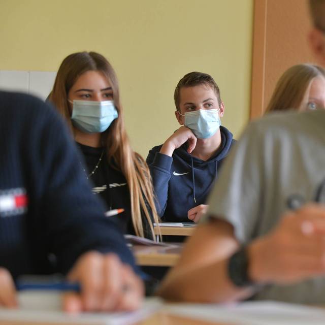 Schüler mit Maske im Unterricht