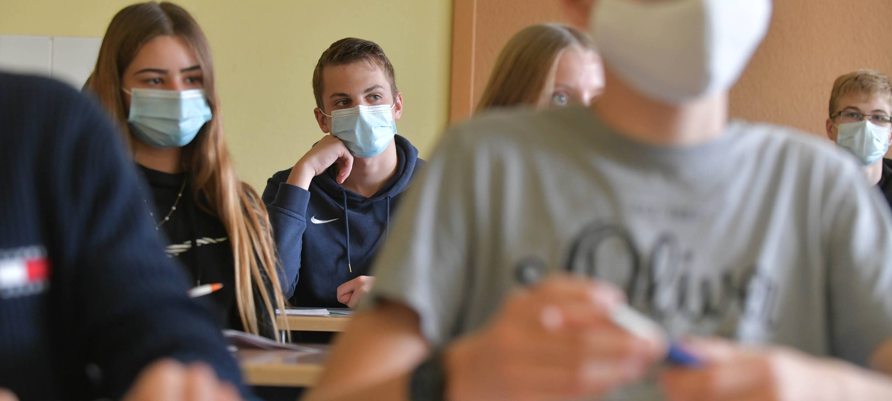 Schüler mit Maske im Unterricht