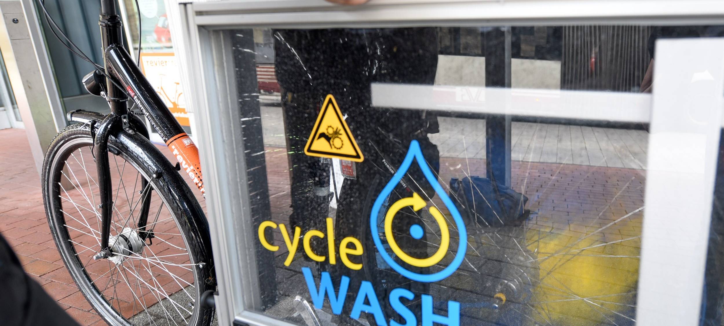 Eine Fahrradwaschanlage im Einsatz