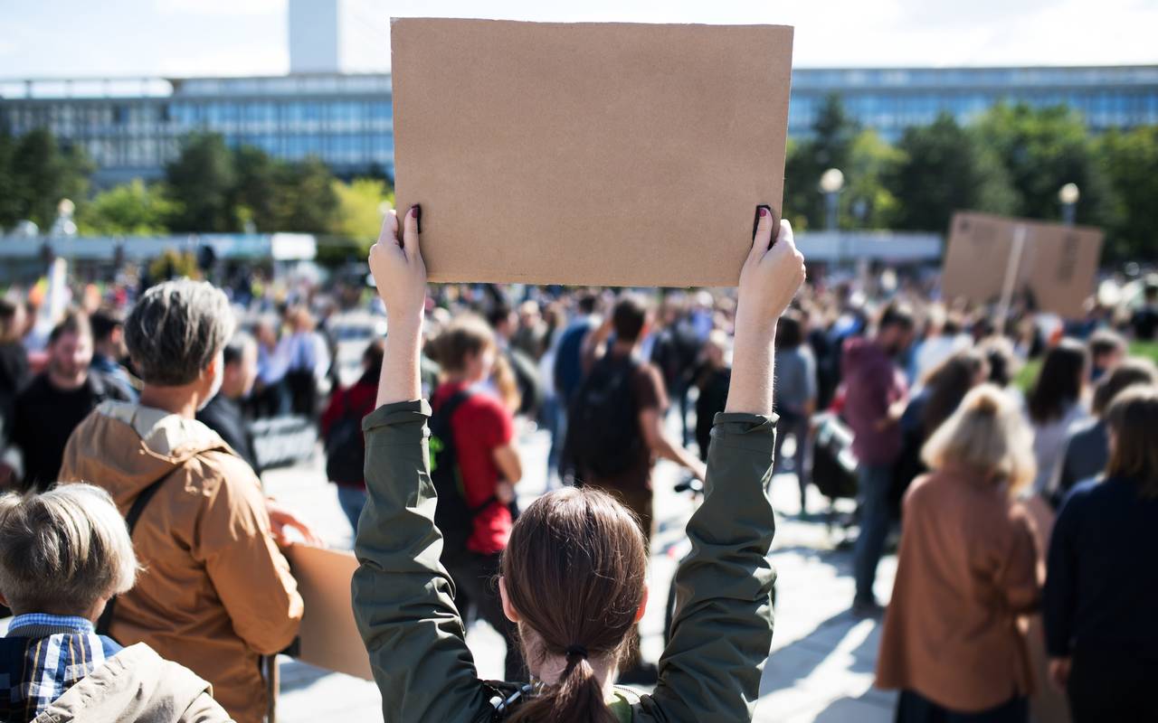 Streiken Demo Demonstration Frau hält Schild hoch