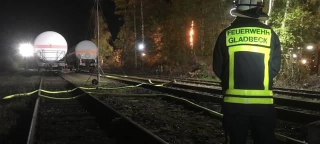 Ein Feuerwehrmann von hinten.