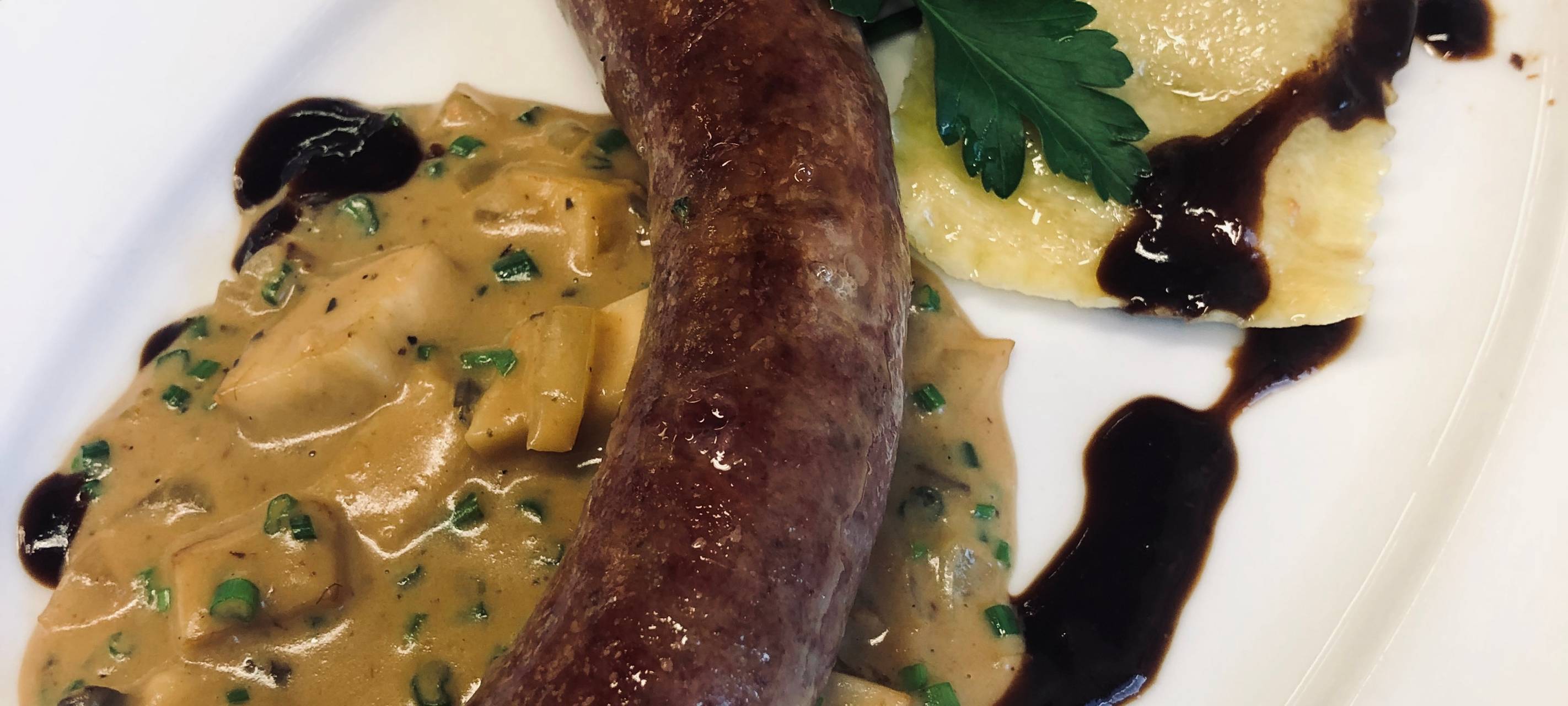 Ein Foto vom Teller mit dem gekochten Gericht