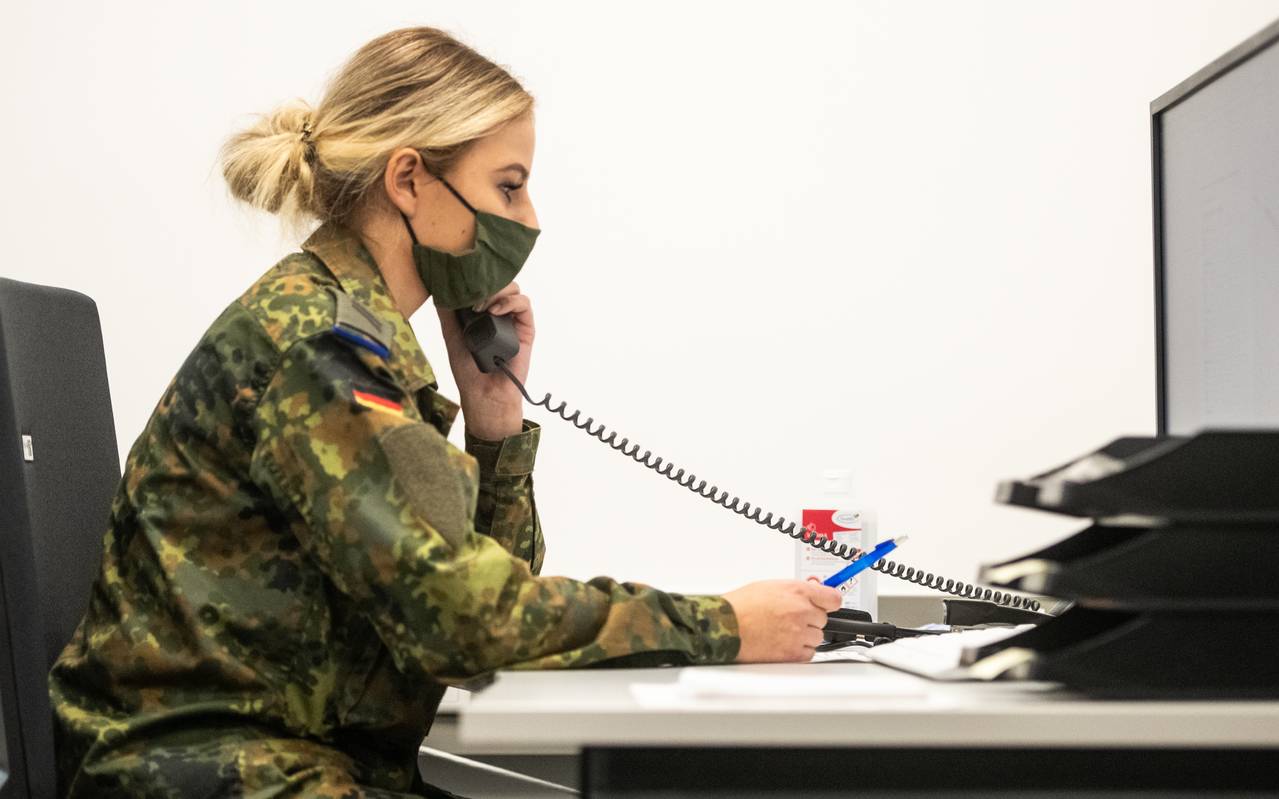 Bundeswehr-Soldatin am Telefon