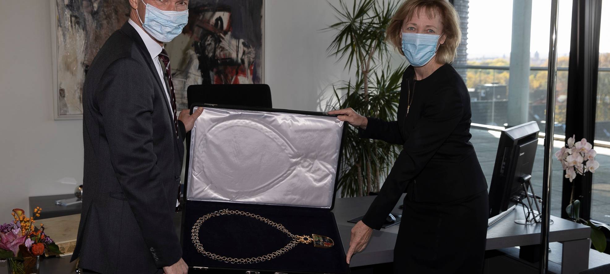 Frank Baranowski über seine Amtskette an Karin Welge