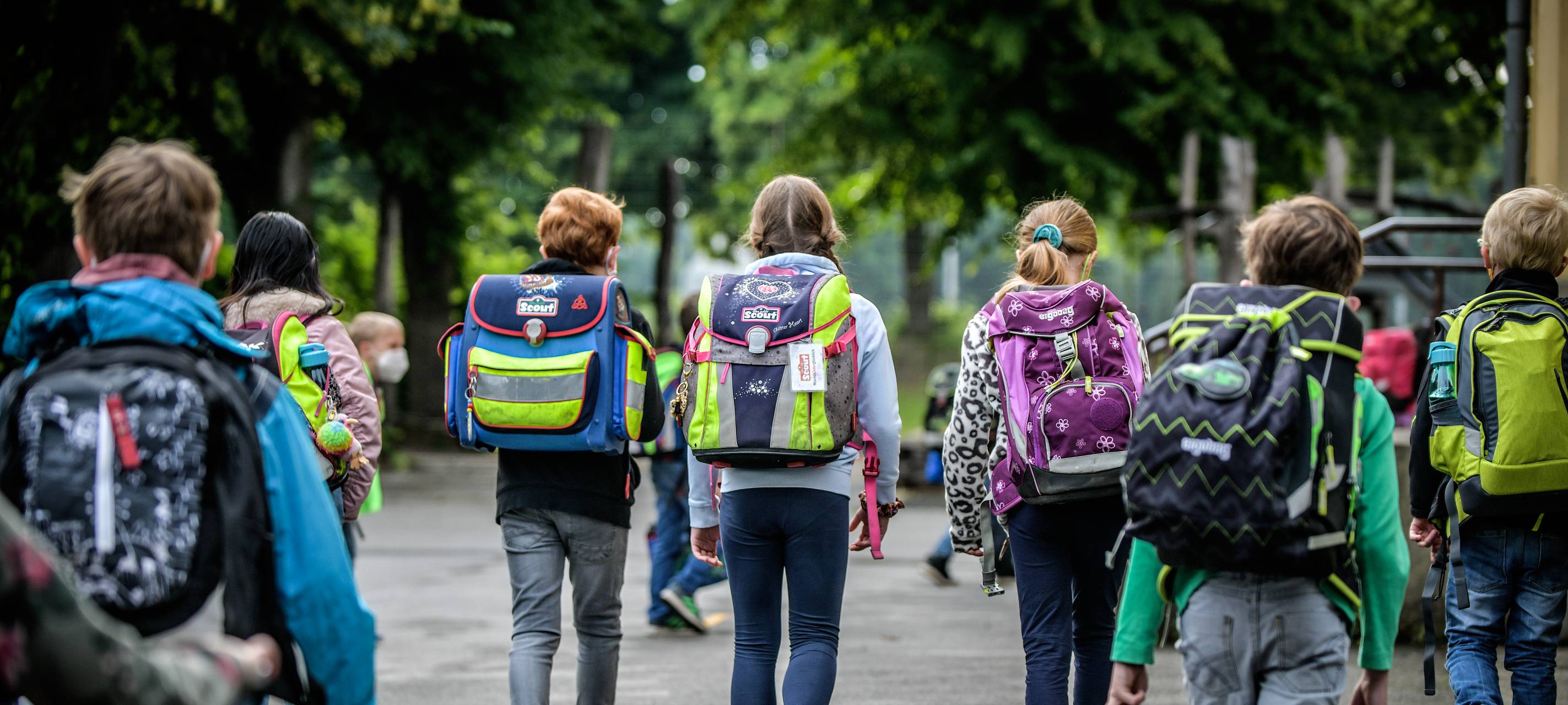 Schüler auf dem Weg zur Schule