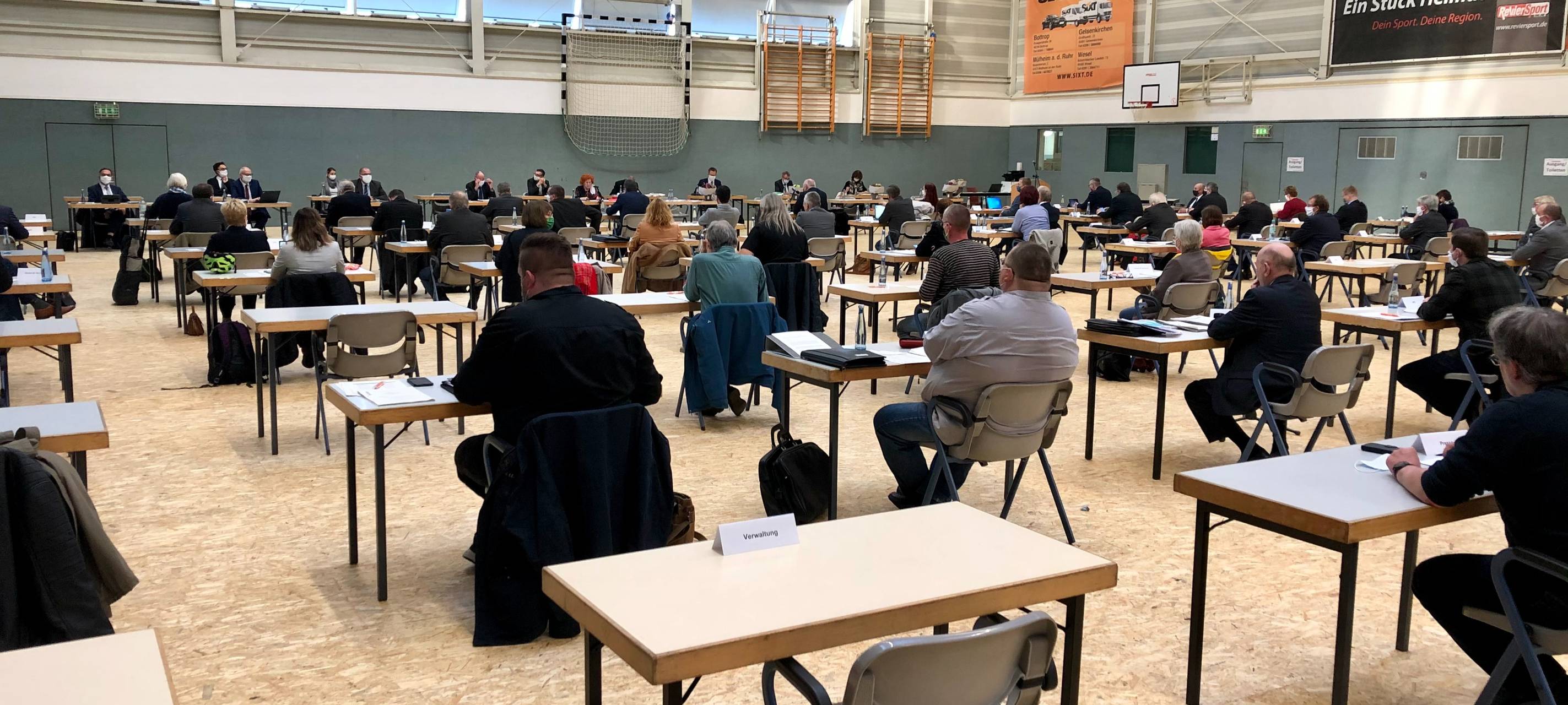 Ein Foto der Ratssitzung in der Dieter-Renz-Halle