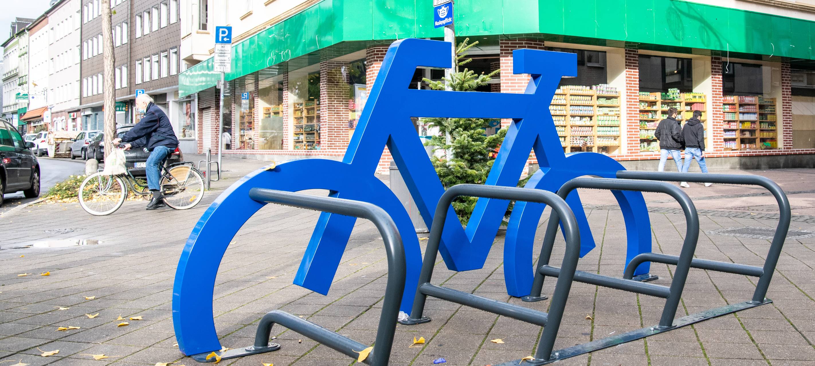 Die neuen, blauen Fahrradständer in Gelsenkirchen