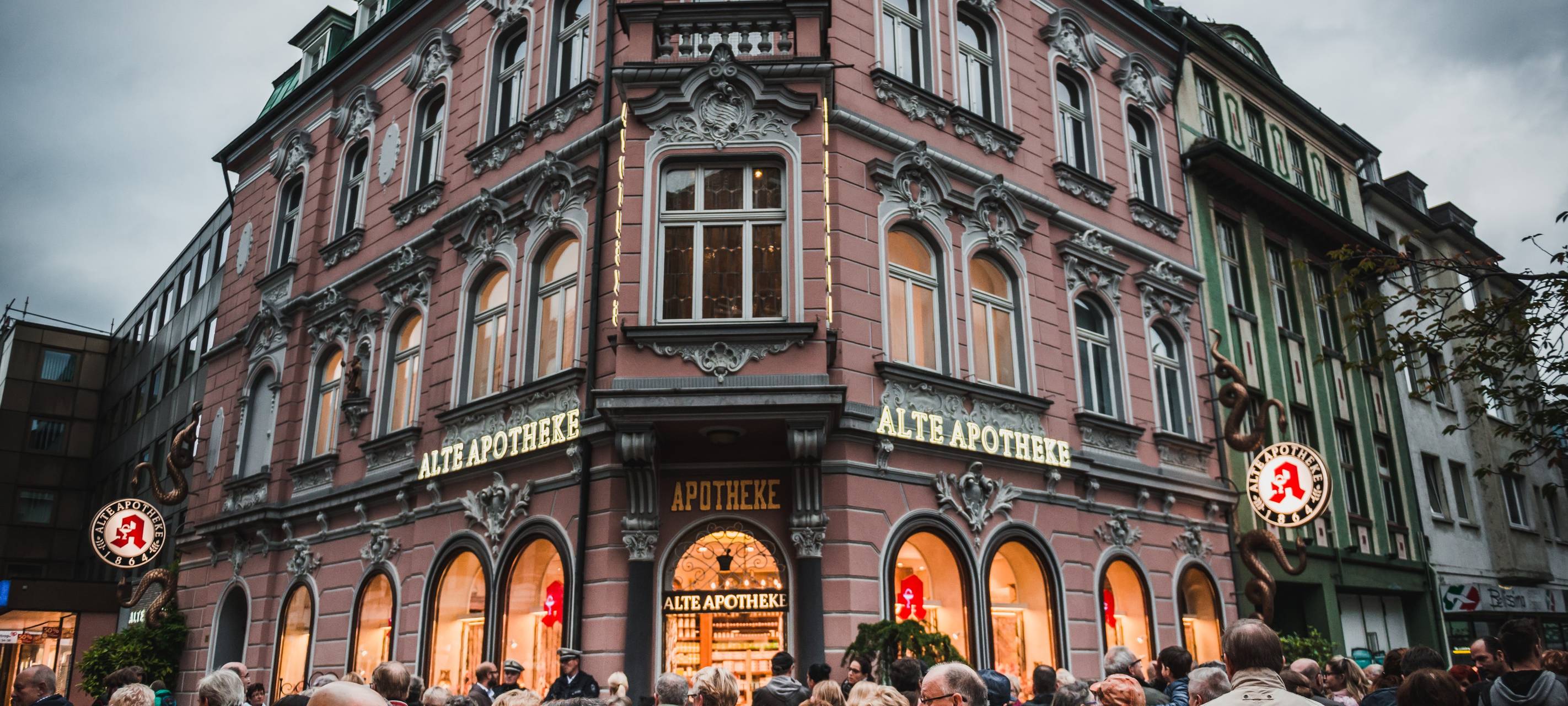Ein Bild von einer Demonstration vor der Alten Apotheke in Bottrop.