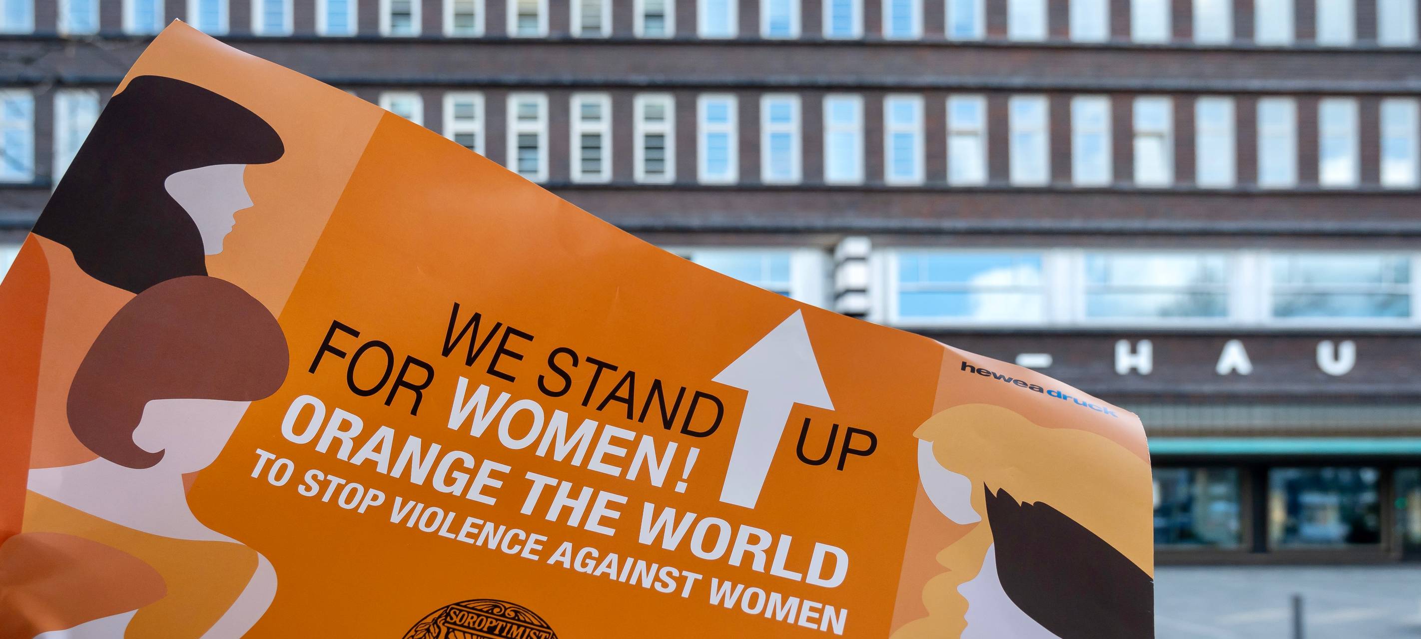 Plakat zum "Orange Day" vor dem Gelsenkirchener Hans-Sachs-Haus