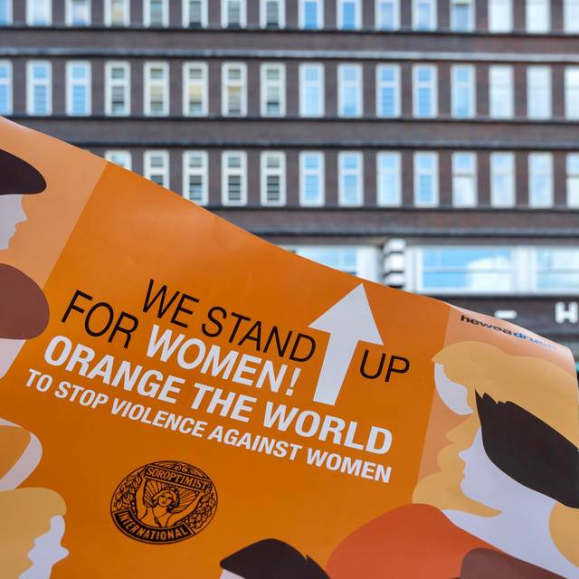 Plakat zum "Orange Day" vor dem Gelsenkirchener Hans-Sachs-Haus