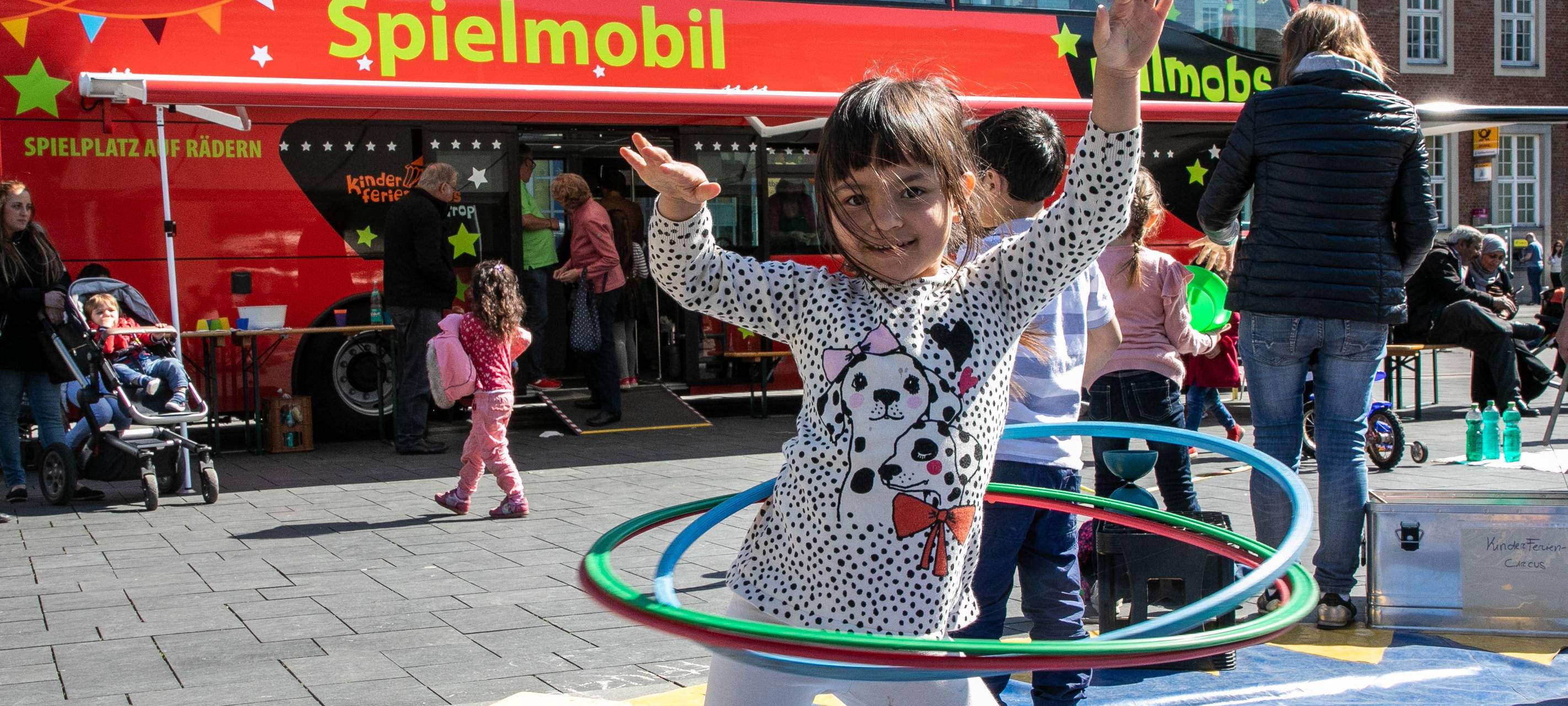 Ein spielendes Kind vor dem Spielmobil in Bottrop