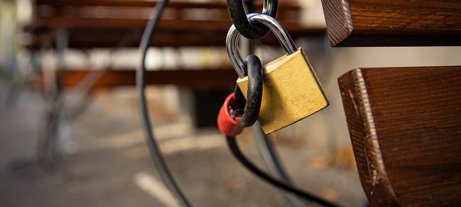 Zusammengeschlossene Stühle in einer Gastronomie