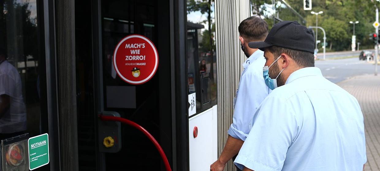 Zwei Mitarbeiter eines Präventionsteams steigen in einen Bus der Vestischen ein