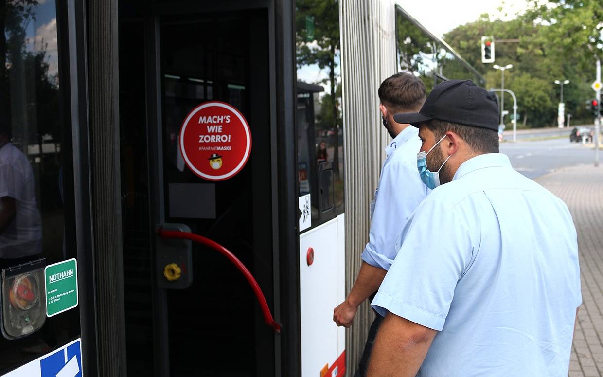 Zwei Mitarbeiter eines Präventionsteams steigen in einen Bus der Vestischen ein