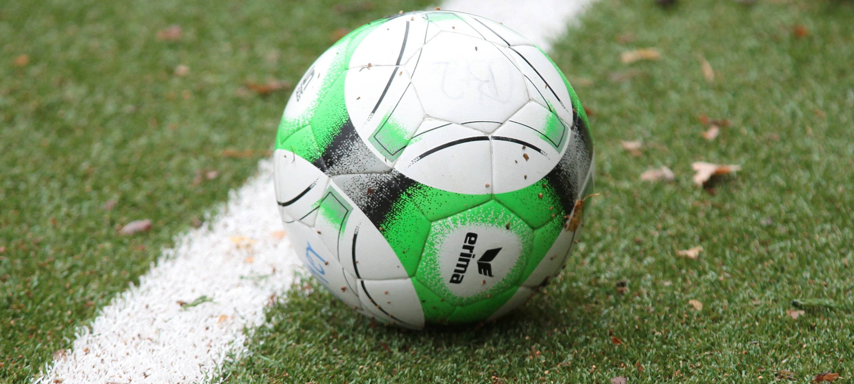 Fußball auf einem Kunstrasenplatz