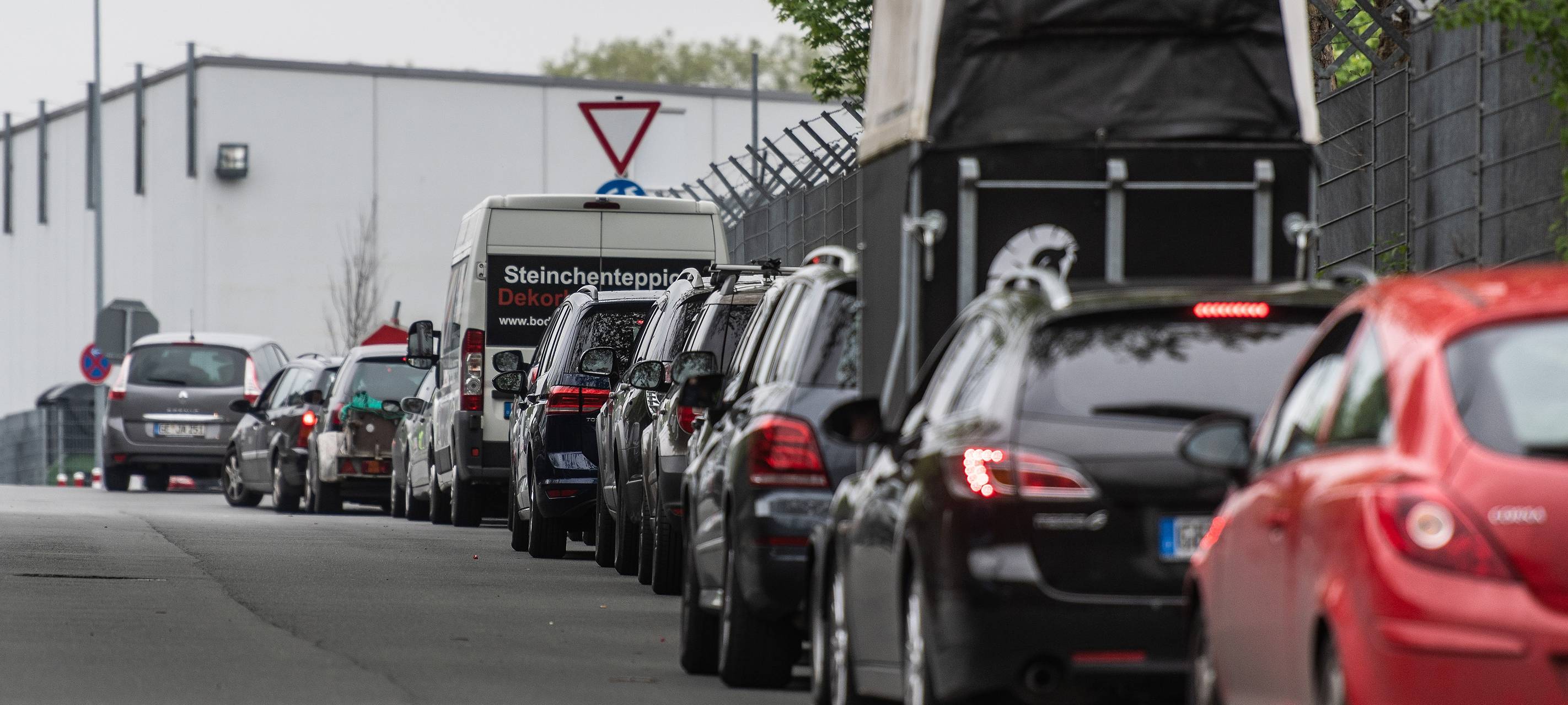 Stau vor dem Wertstoffhof an der Wickingstraße in Gelsenkirchen