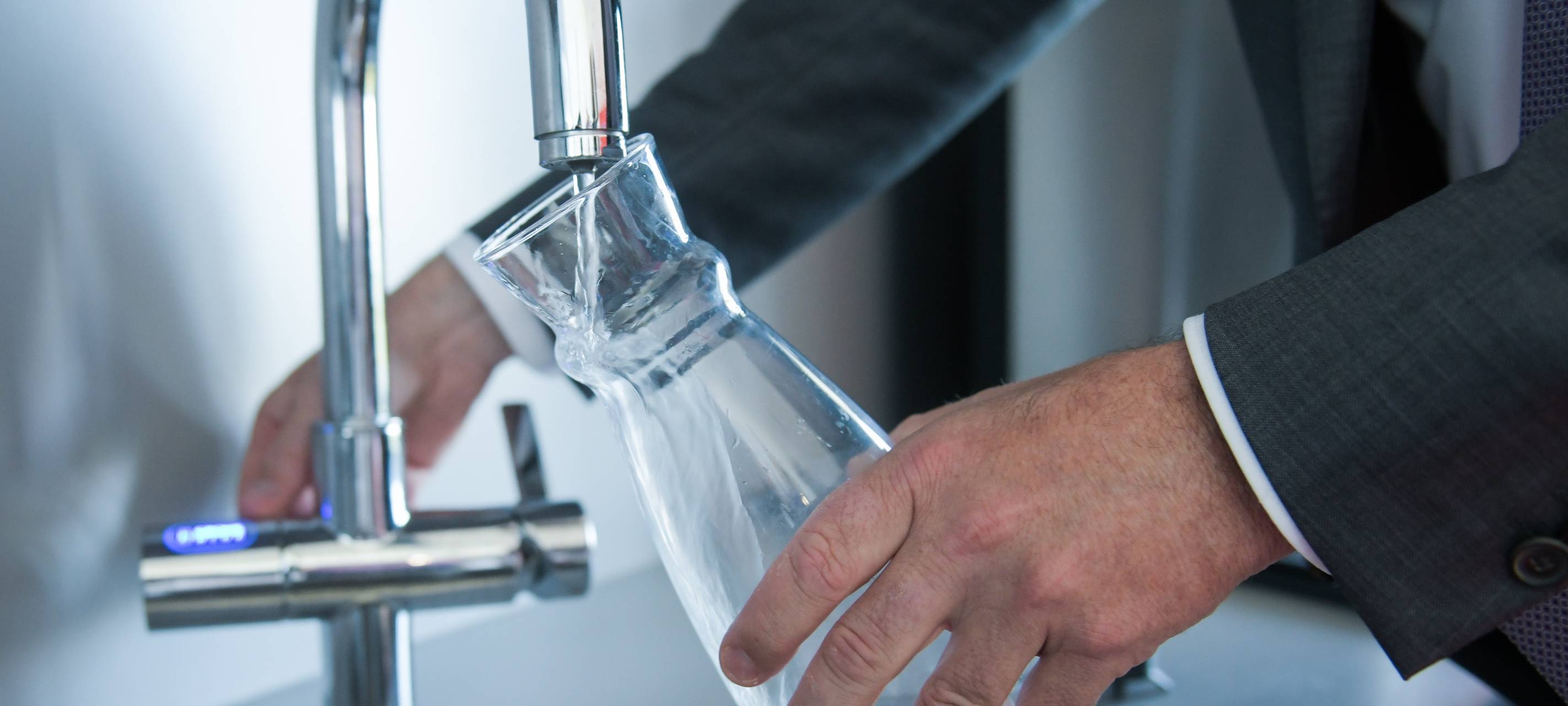 Trinkwasser kommt aus einem Hahn