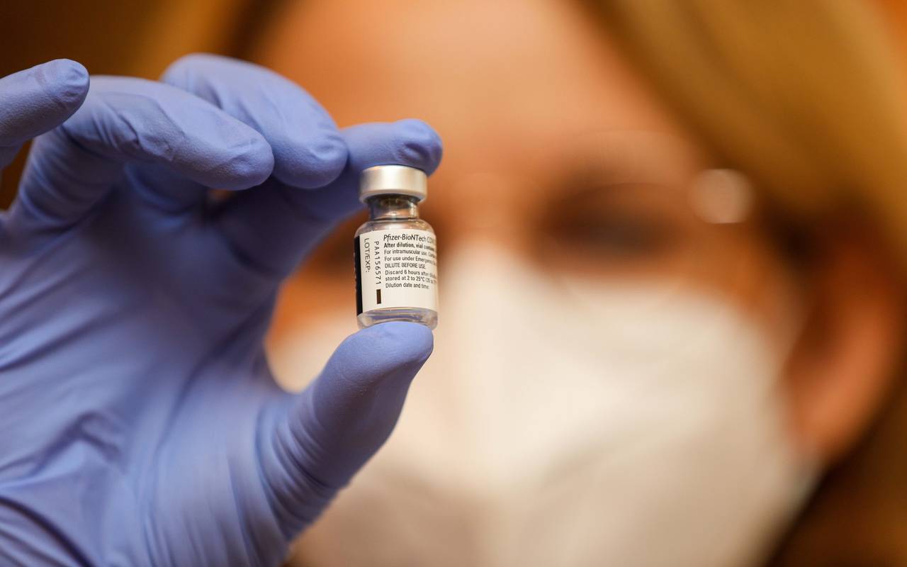 Ampulle mit Corona-Impfstoff