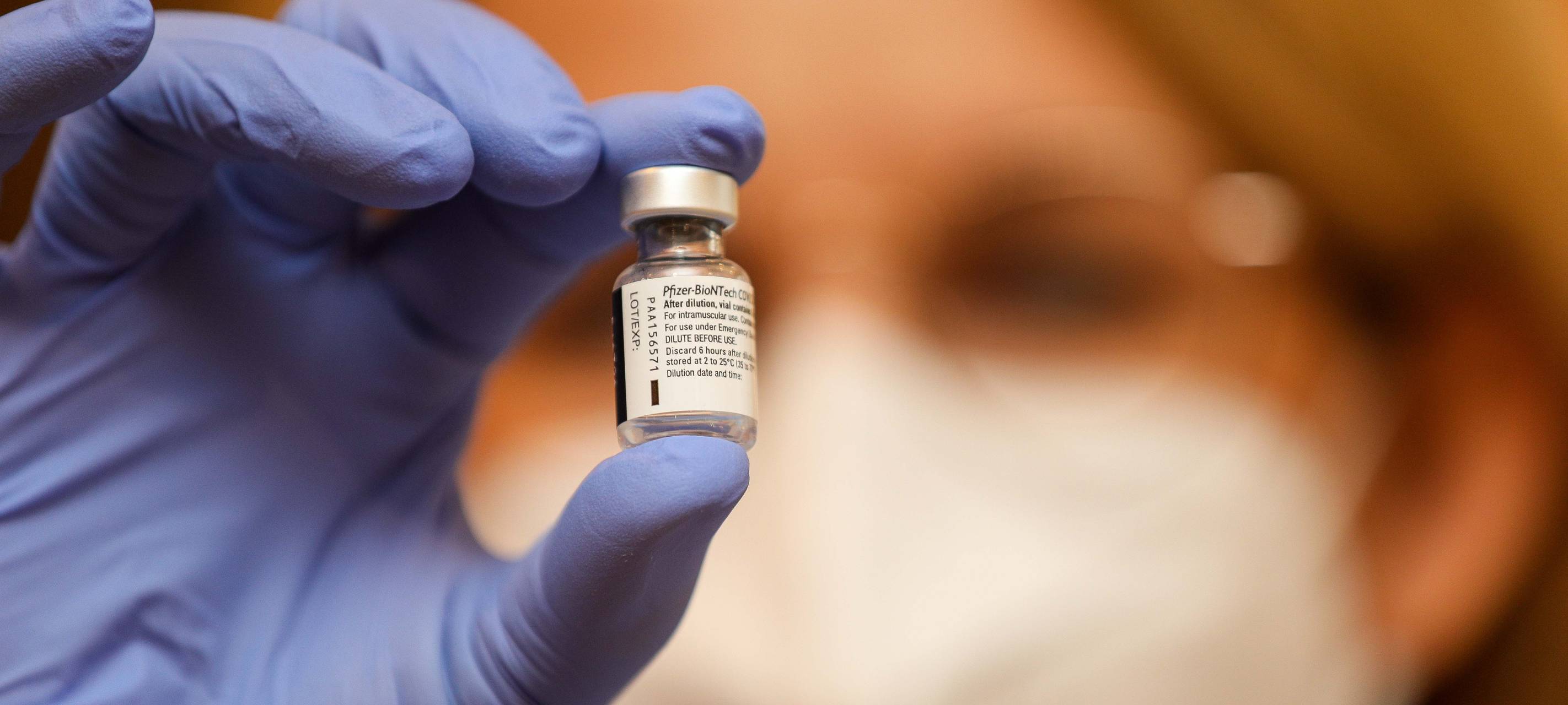 Ampulle mit Corona-Impfstoff