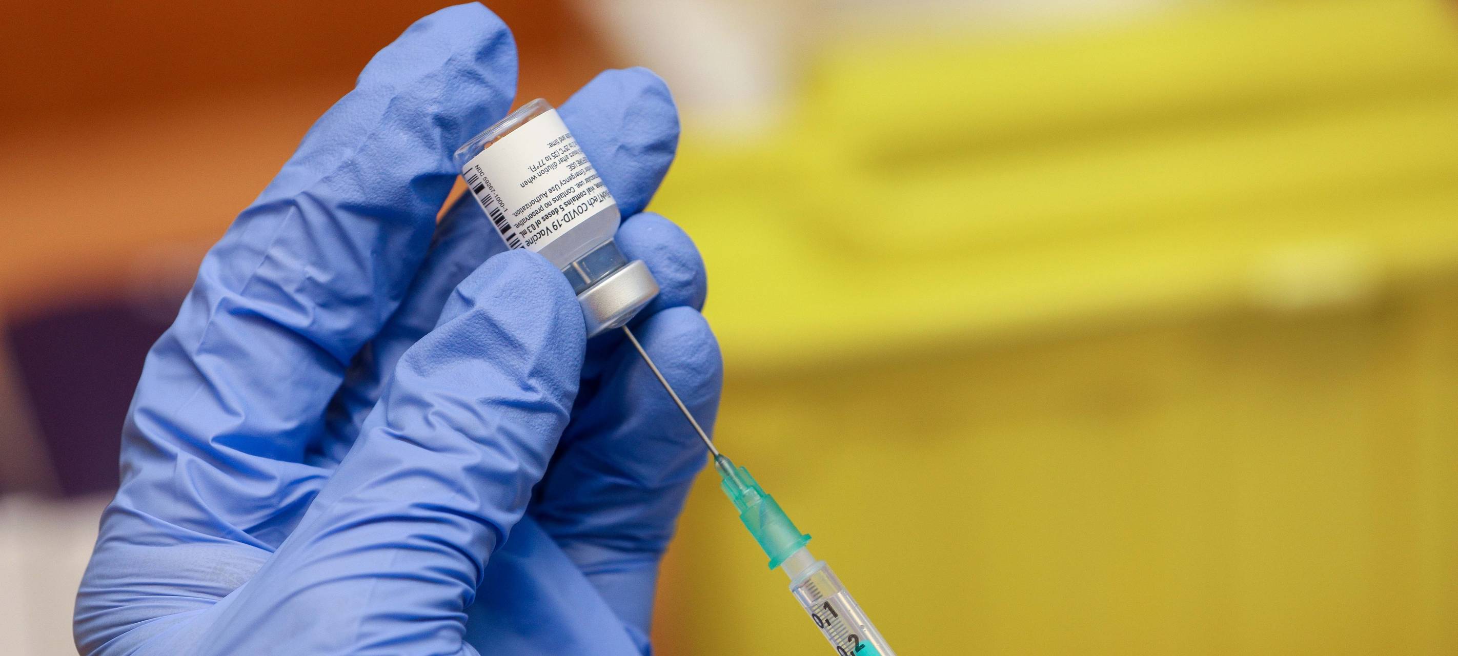 Spritze mit Corona-Impfstoff