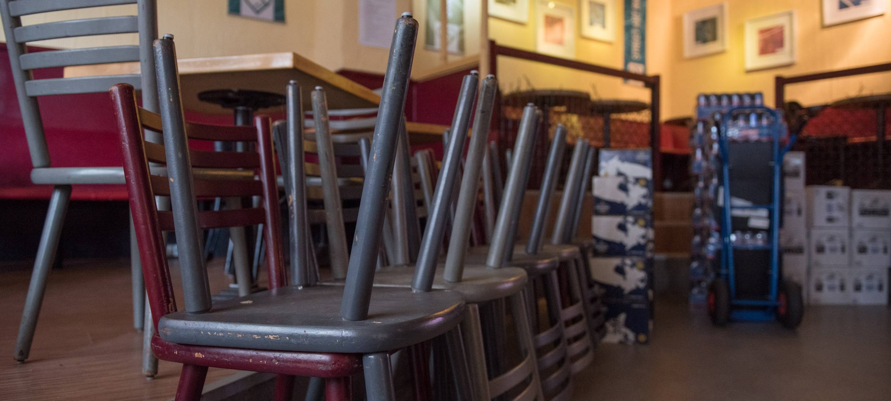 Hochgestellte Stühle in einer Kneipe