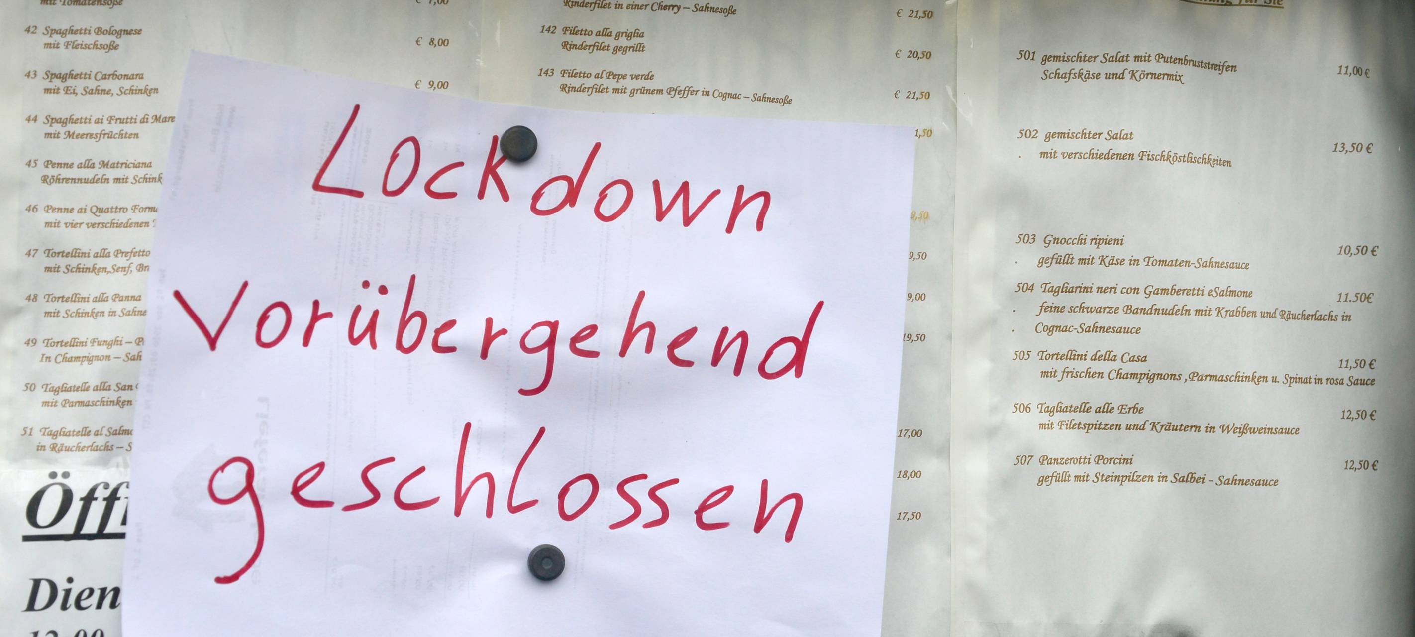 Geschlossen-Schild vor einem Restaurant