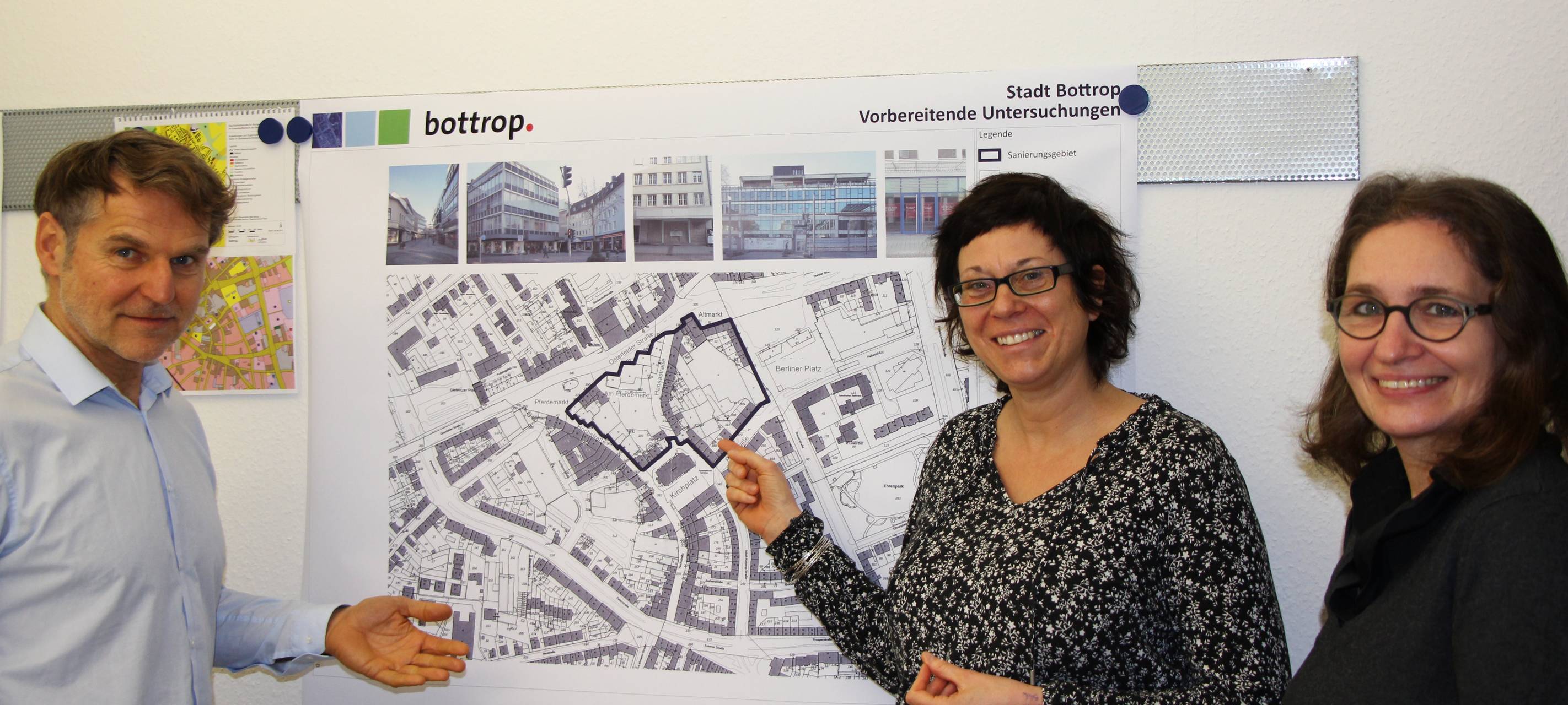 Planer stehen vor einer Karte des Hansaviertels