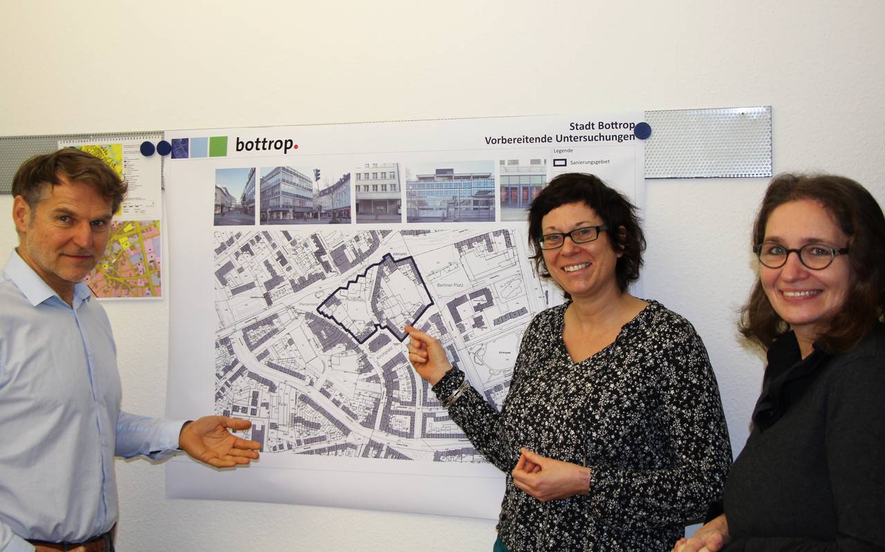 Planer stehen vor einer Karte des Hansaviertels 