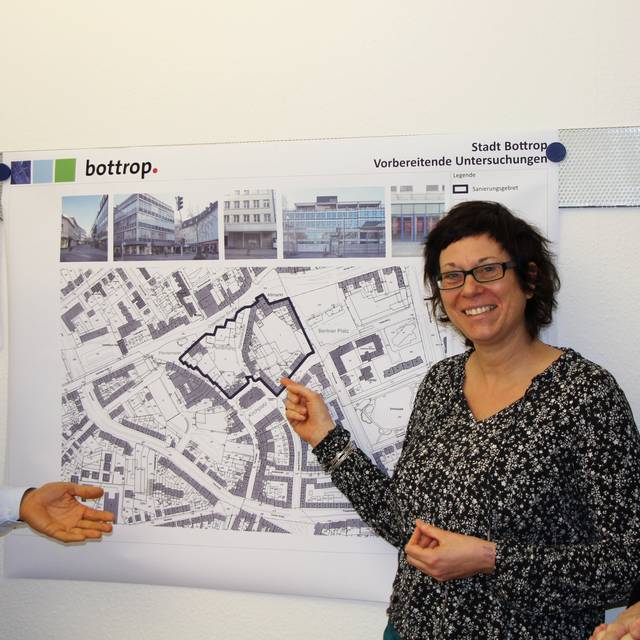 Planer stehen vor einer Karte des Hansaviertels 