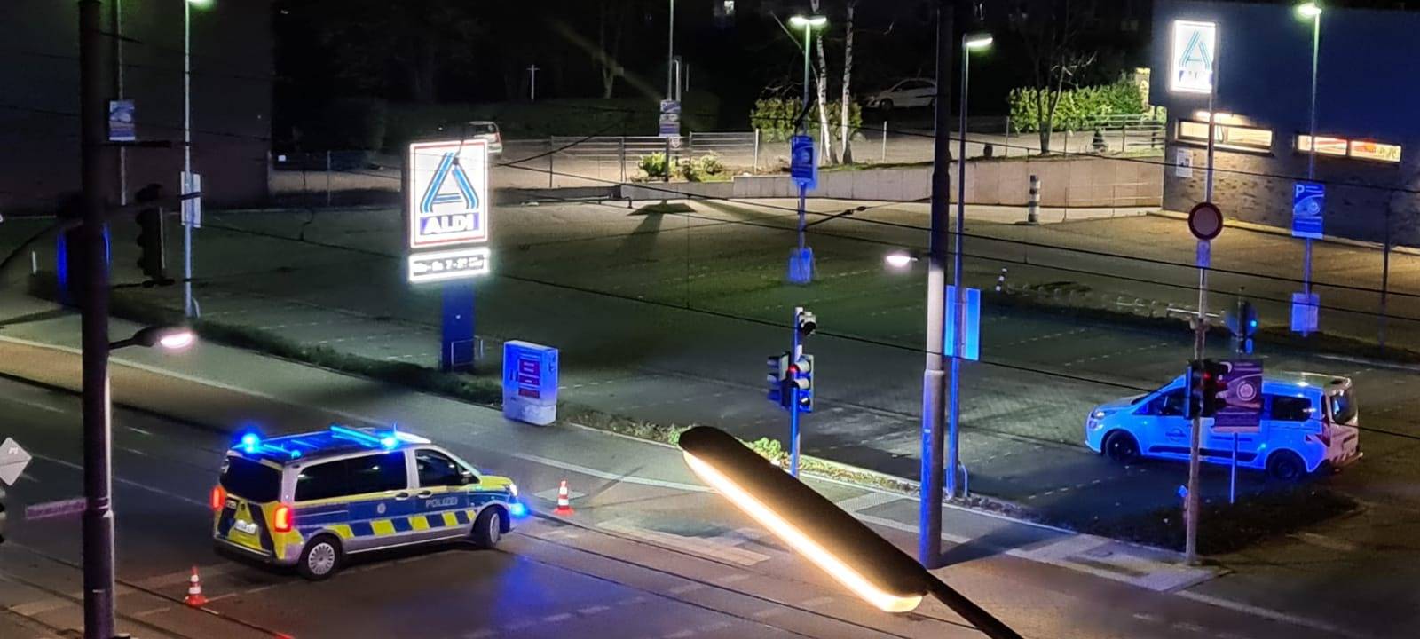 Der Aldi-Parkplatz an der Horster Straße in Buer mit mehreren Polizeiautos