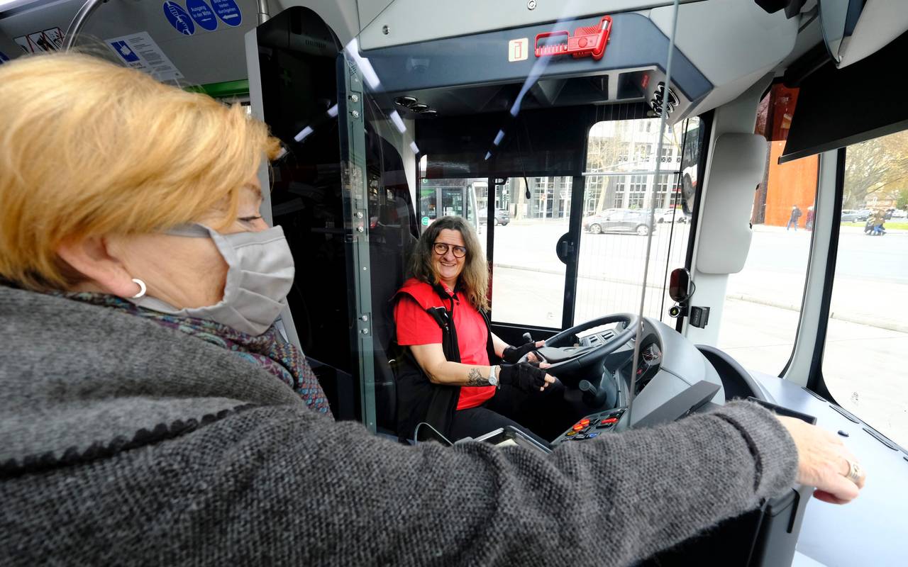 Schutzscheibe zwischen Busfahrerin und Fahrgast