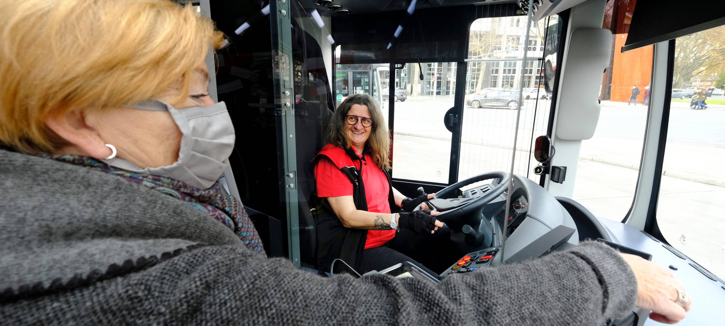 Schutzscheibe zwischen Busfahrerin und Fahrgast