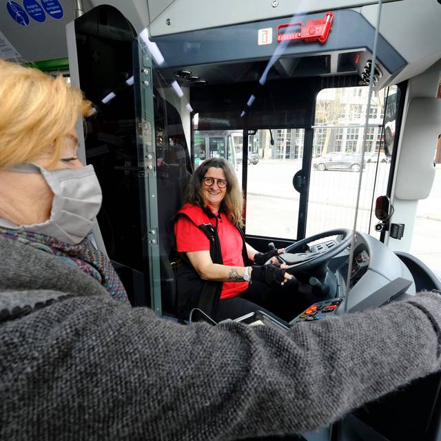 Schutzscheibe zwischen Busfahrerin und Fahrgast