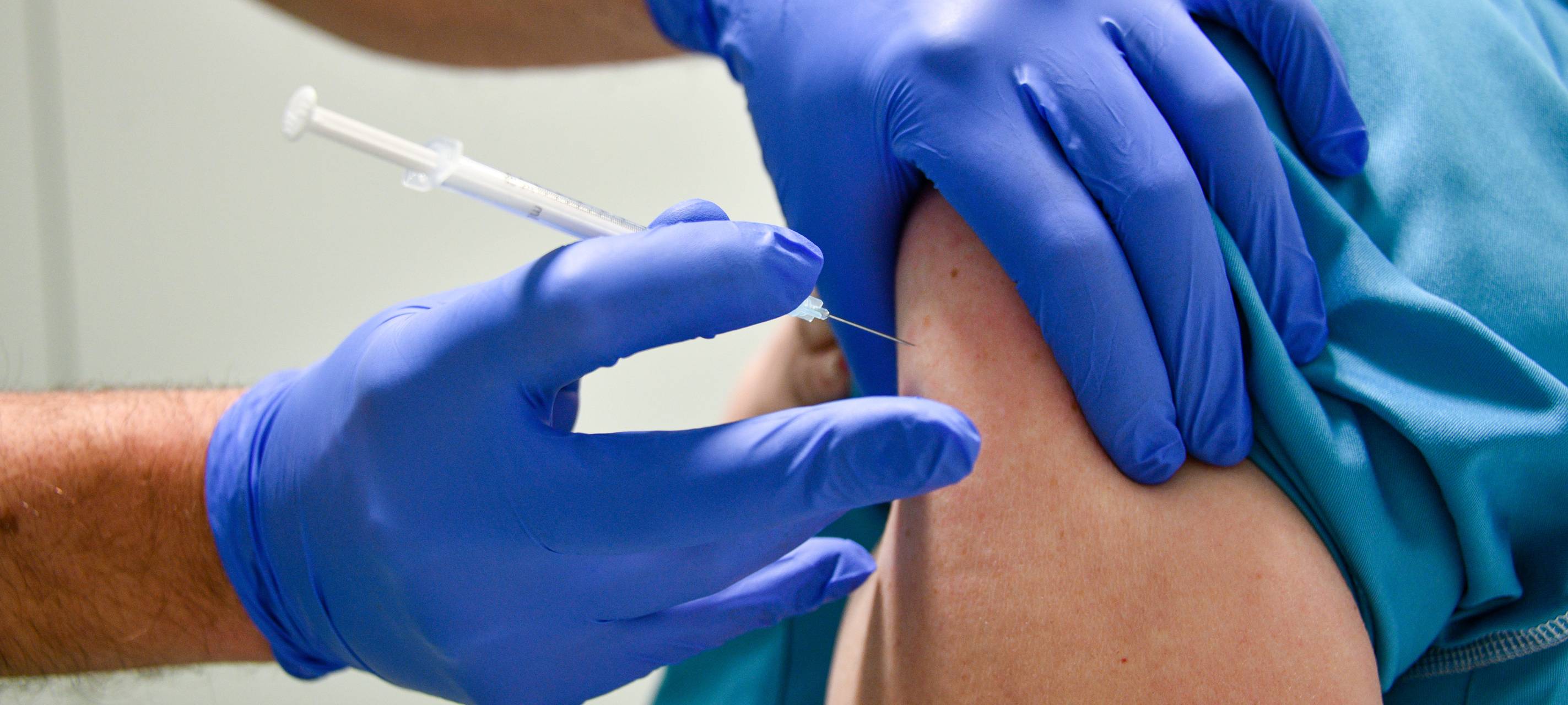 Ein Arzt gibt eine Spritze