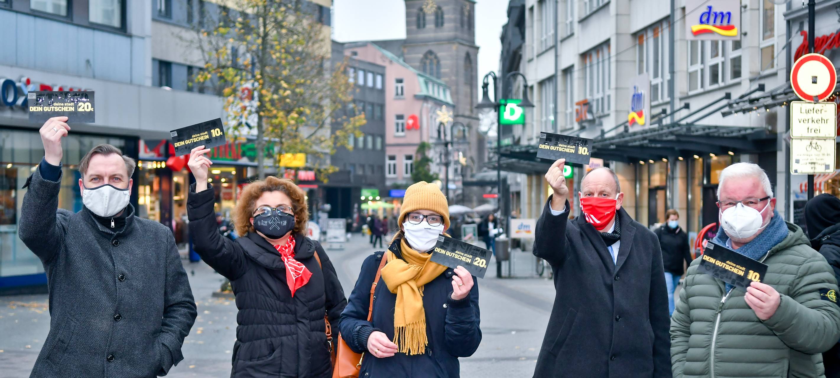 Anbieter halten in der Bottroper Innenstadt die Gutscheine hoch