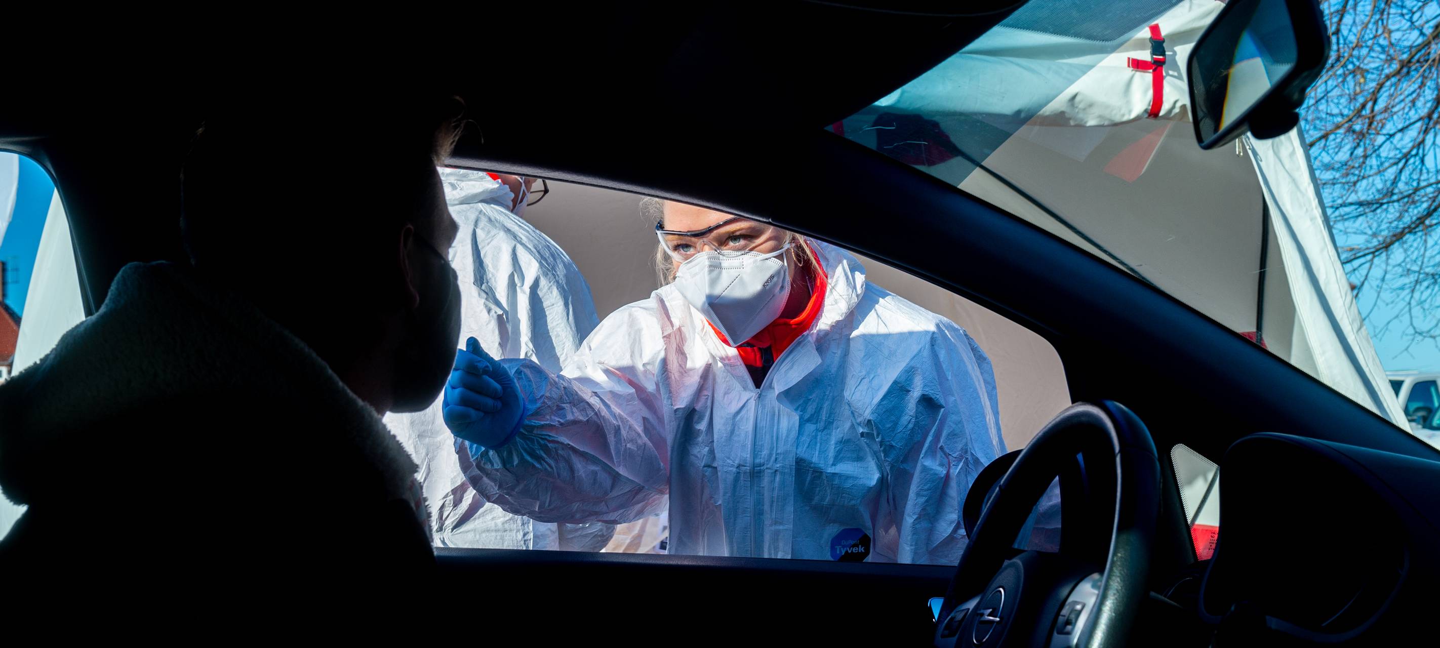 Ein Autofahrer wird auf Corona getestet