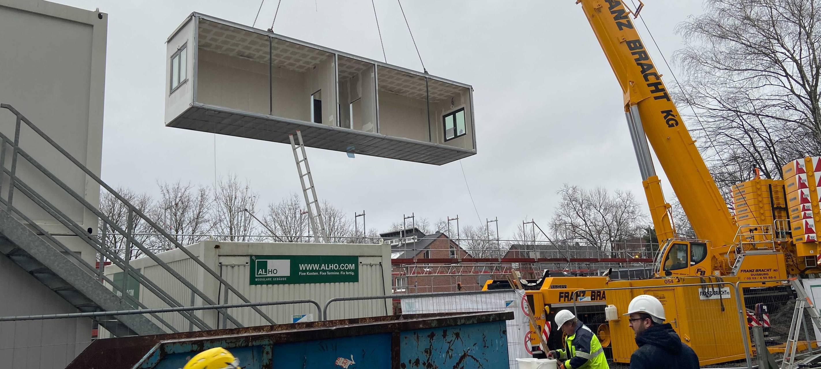 Ein Bauteil wird vom Kran abgesetzt