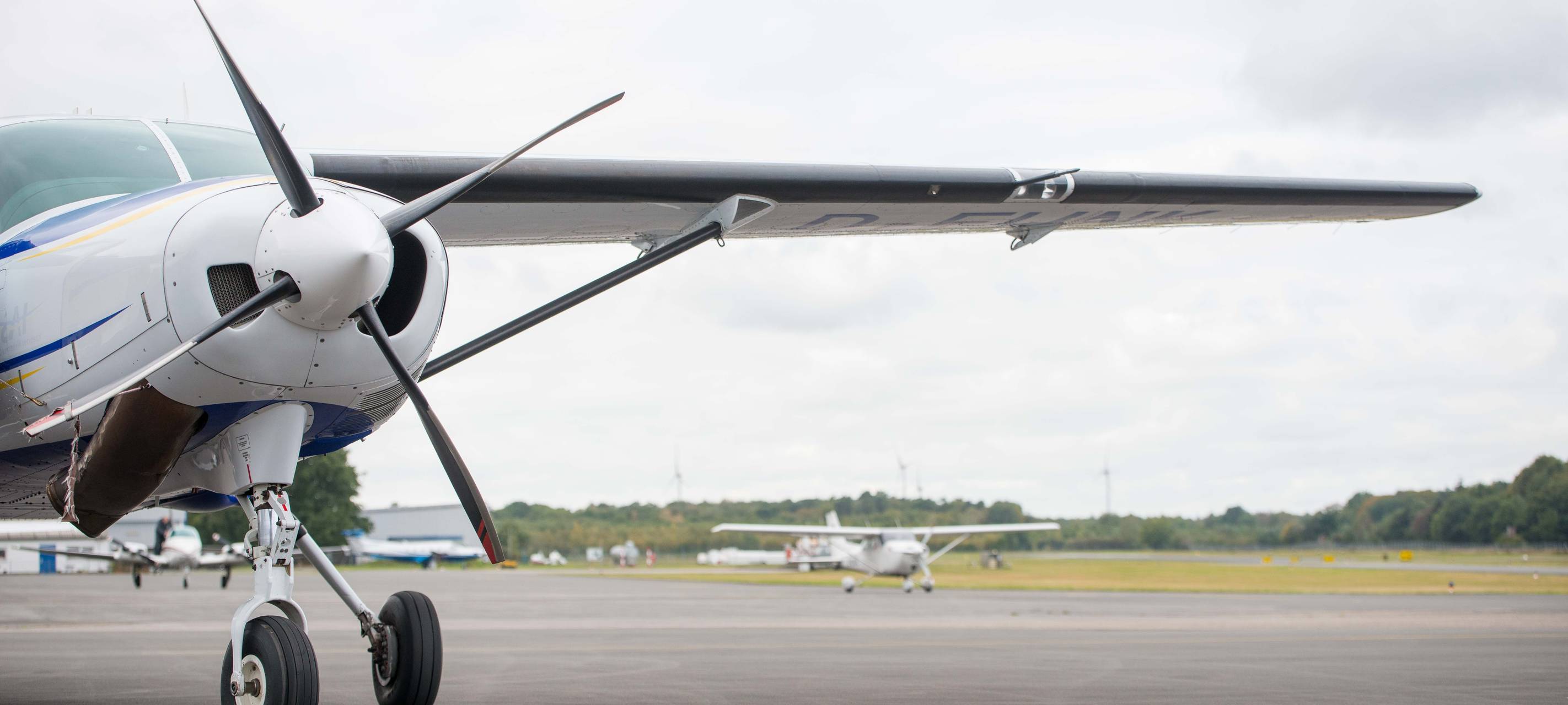 Ein Flugzeug auf dem Flugplatz Schwarze Heide