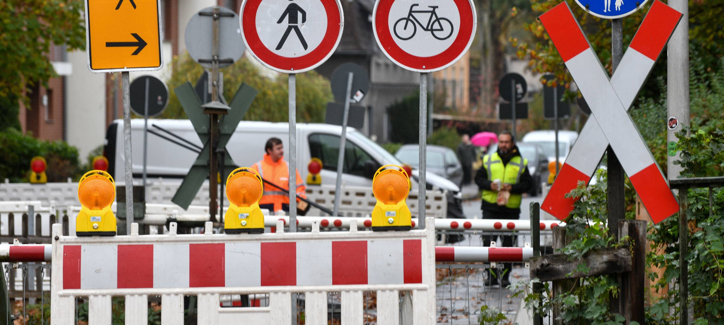 Schilder an einer Baustelle auf der Feldhauser Straße in Gladbeck
